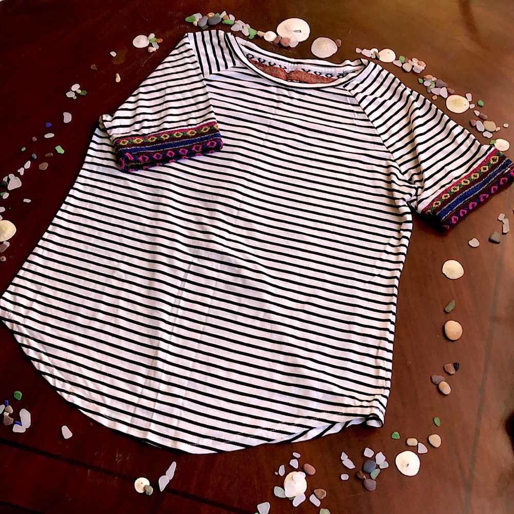 L striped tee with crocheted sleeve ends & back